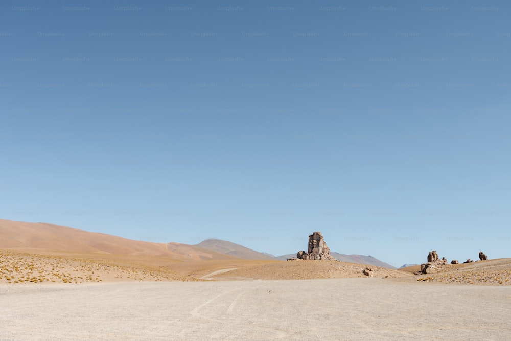 Una strada sterrata in mezzo a un deserto