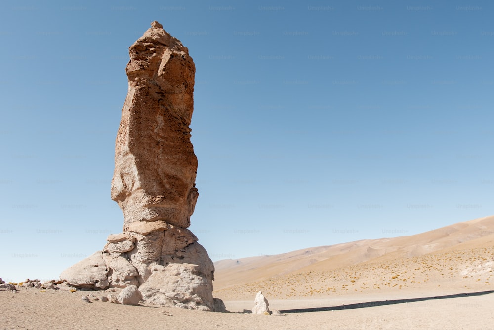 Una grande roccia nel mezzo di un deserto
