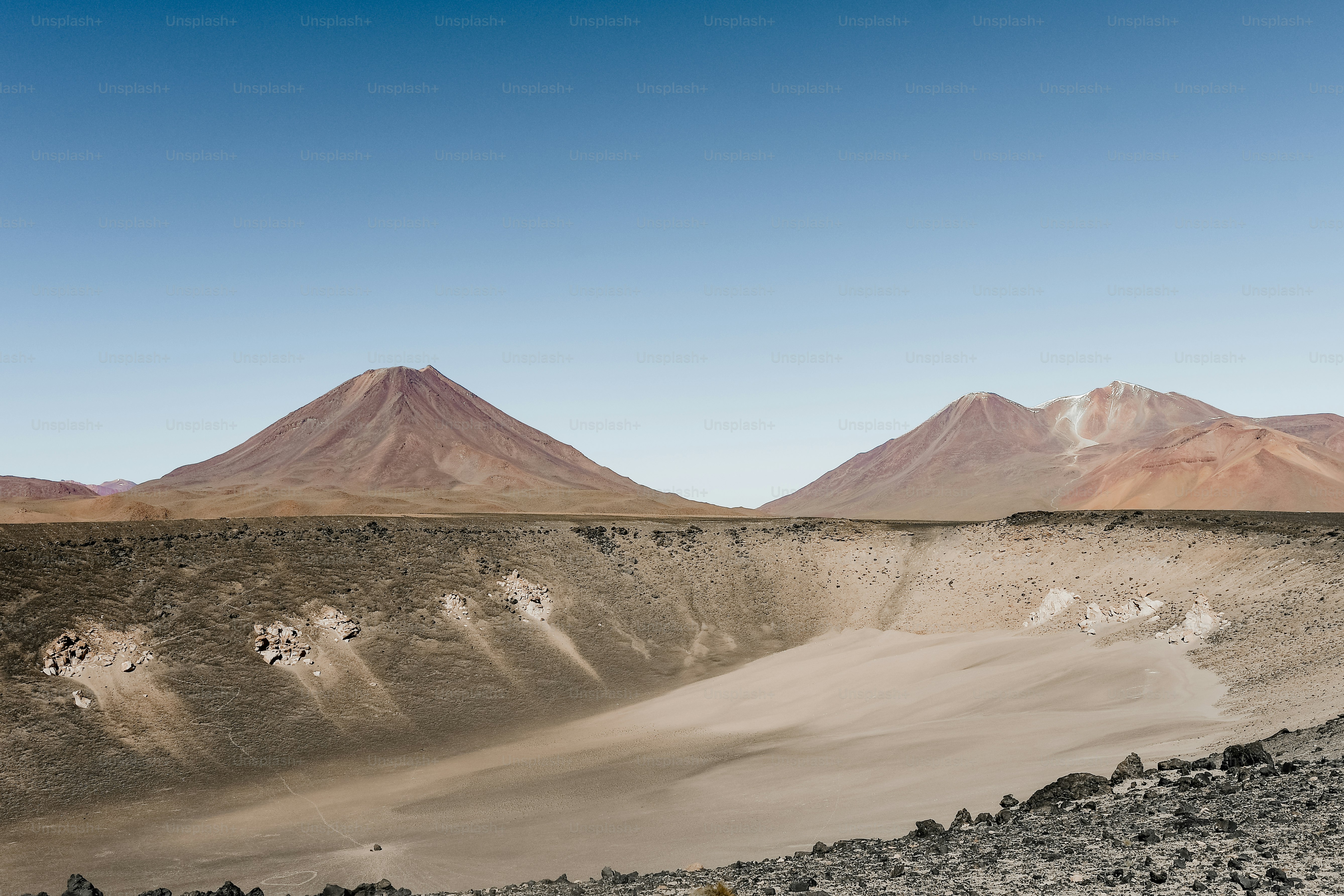 Un paysage désertique avec une chaîne de montagnes en arrière-plan