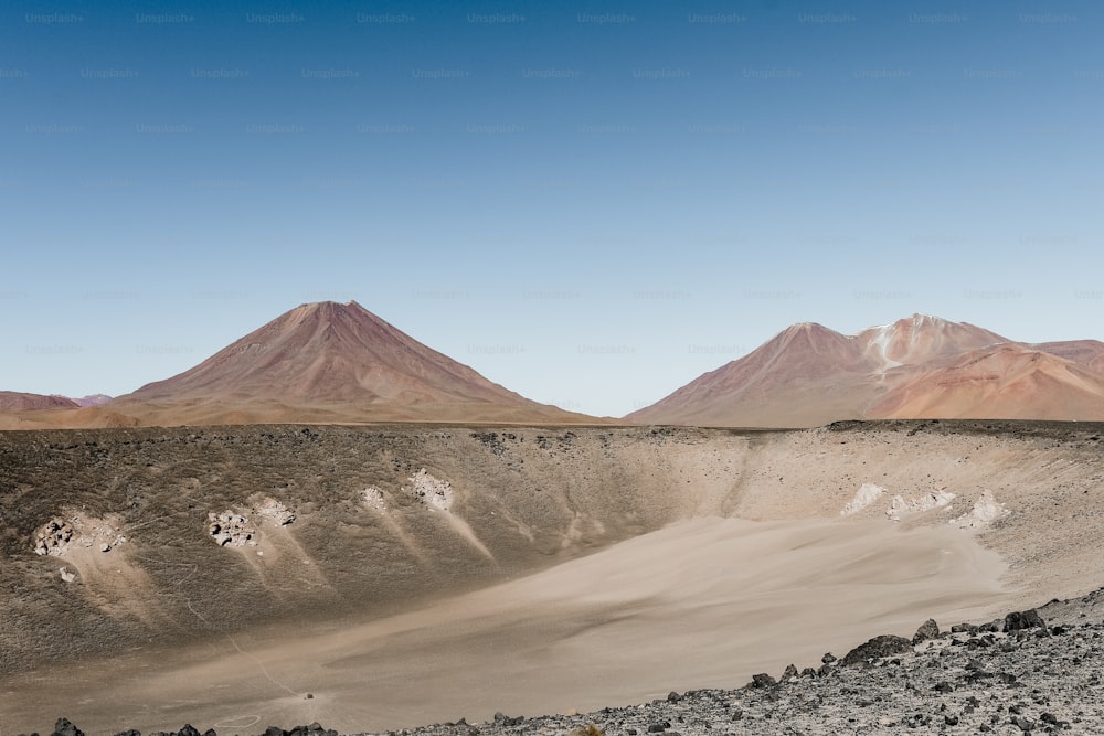 Eine Wüstenlandschaft mit einem Gebirgszug im Hintergrund