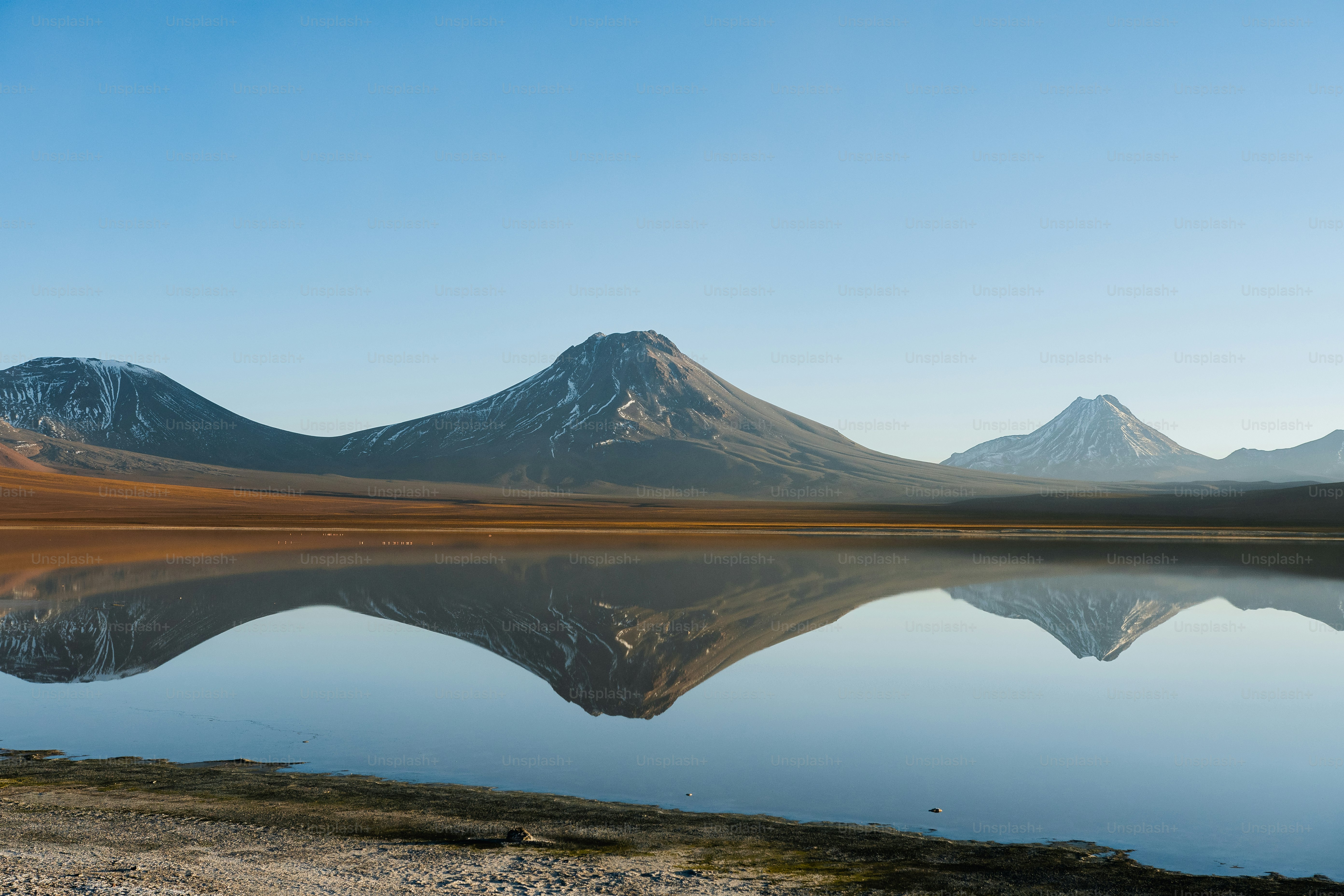un grand plan d’eau entouré de montagnes