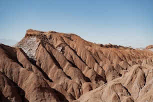 Una vista di una catena montuosa rocciosa nel deserto