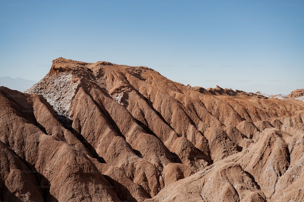 uma vista de uma cordilheira rochosa no deserto