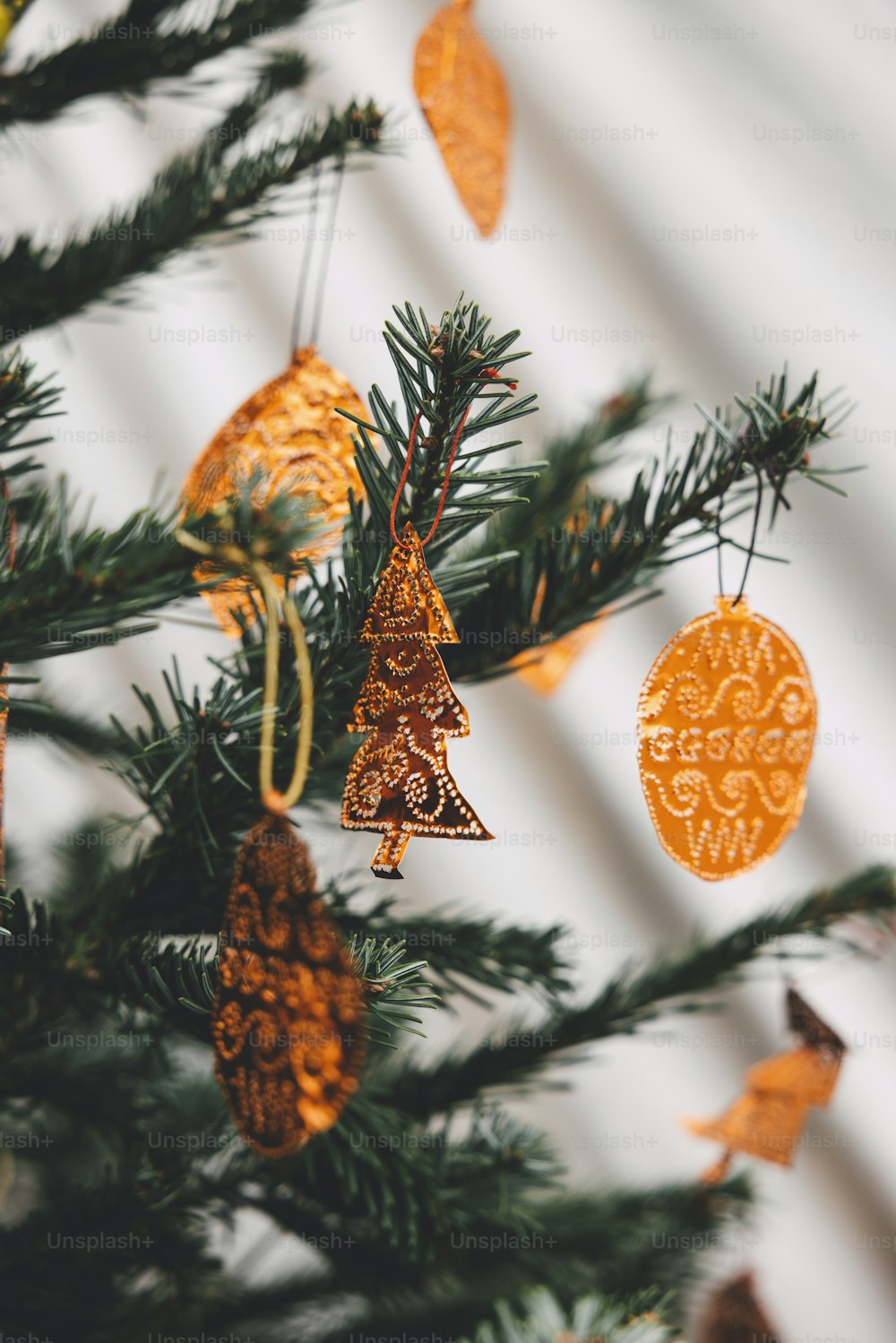 Un primer plano de un árbol de Navidad con adornos