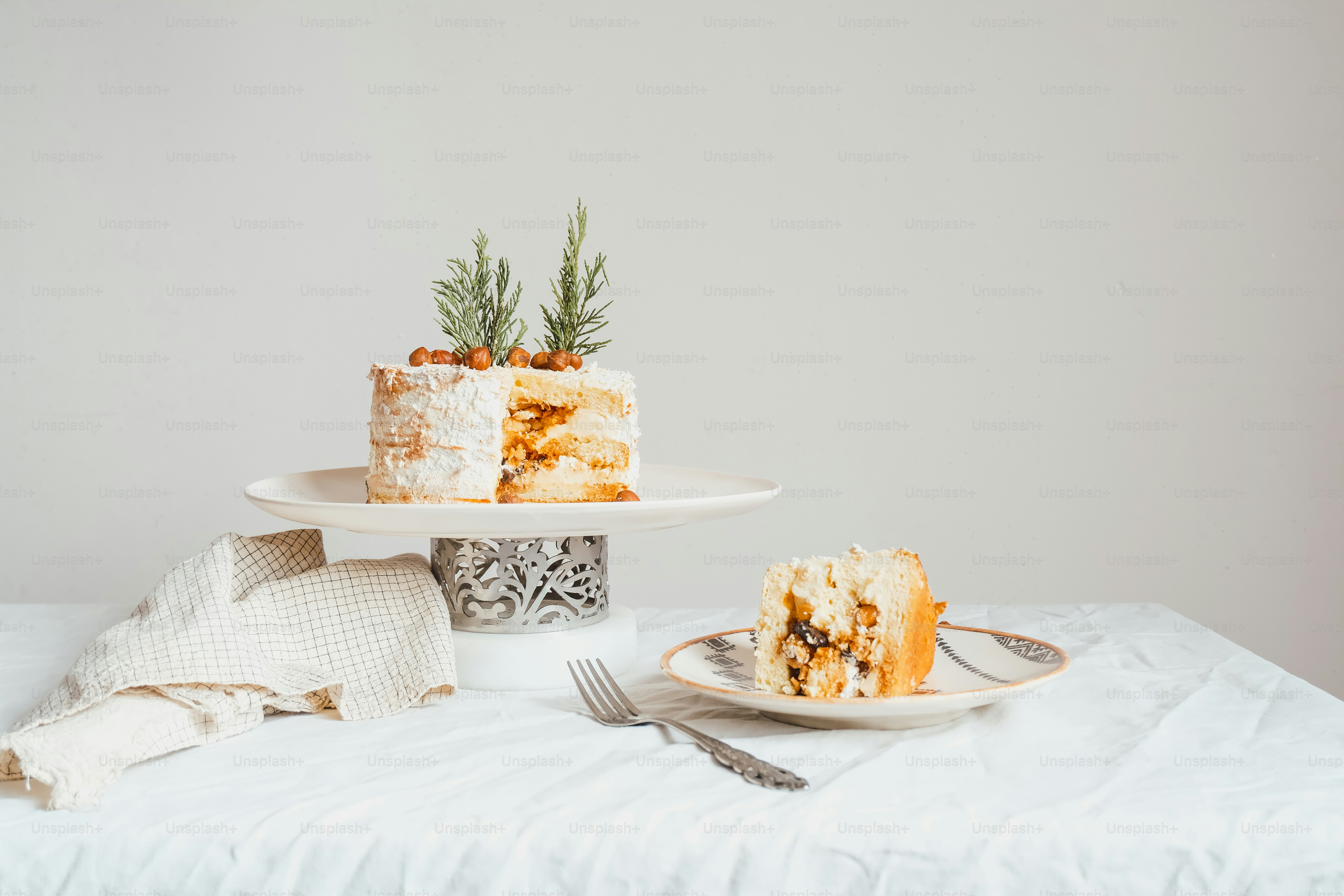 un tavolo sormontato da due piatti di torta