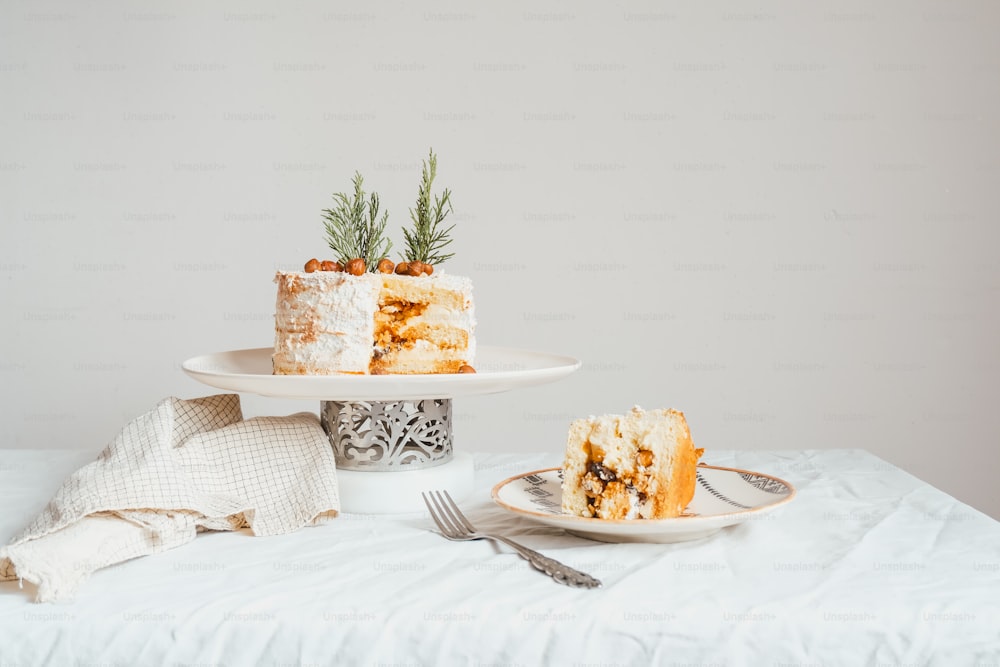 une table surmontée de deux assiettes de gâteau