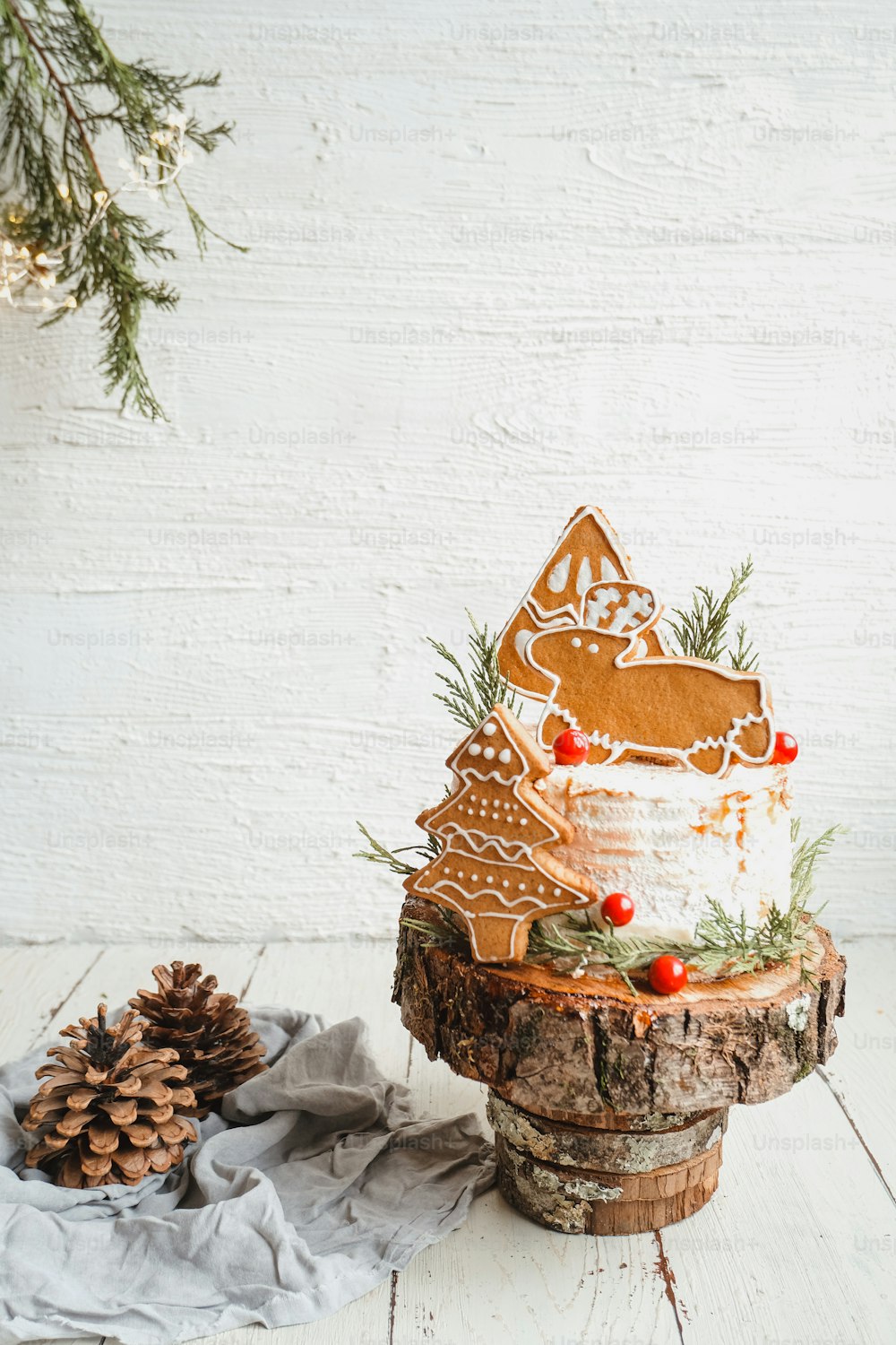 Un pastel de Navidad de pan de jengibre en un soporte de madera