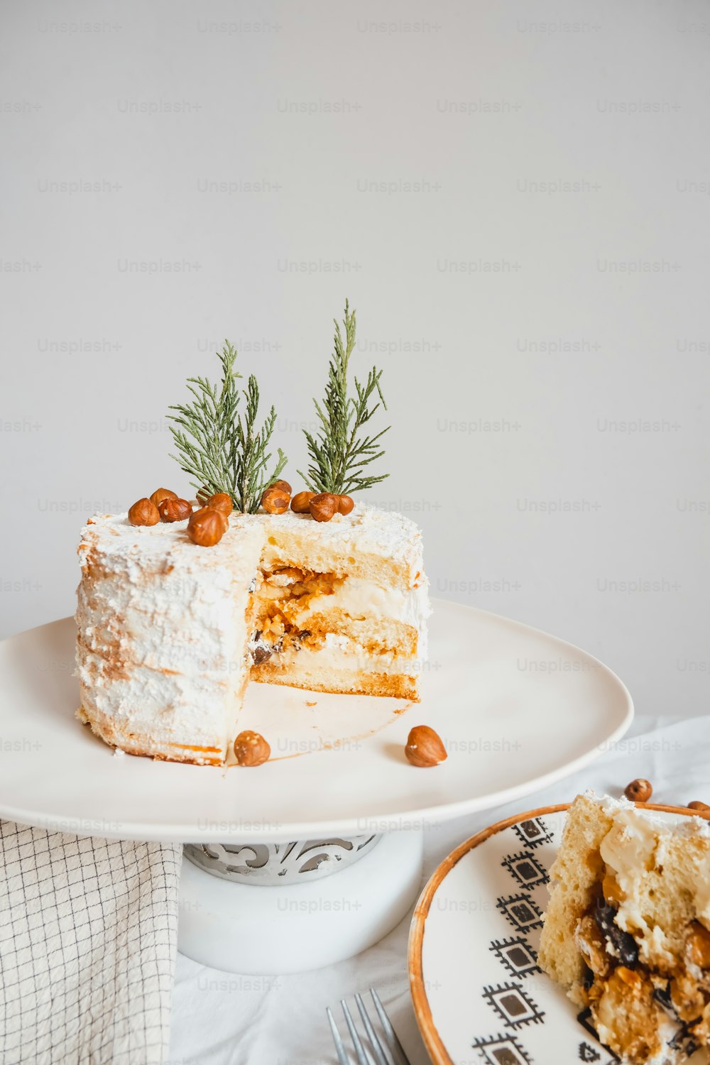 흰 접시 위에 앉아있는 케이크 조각