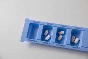 um suporte de pílula azul com pílulas nele
