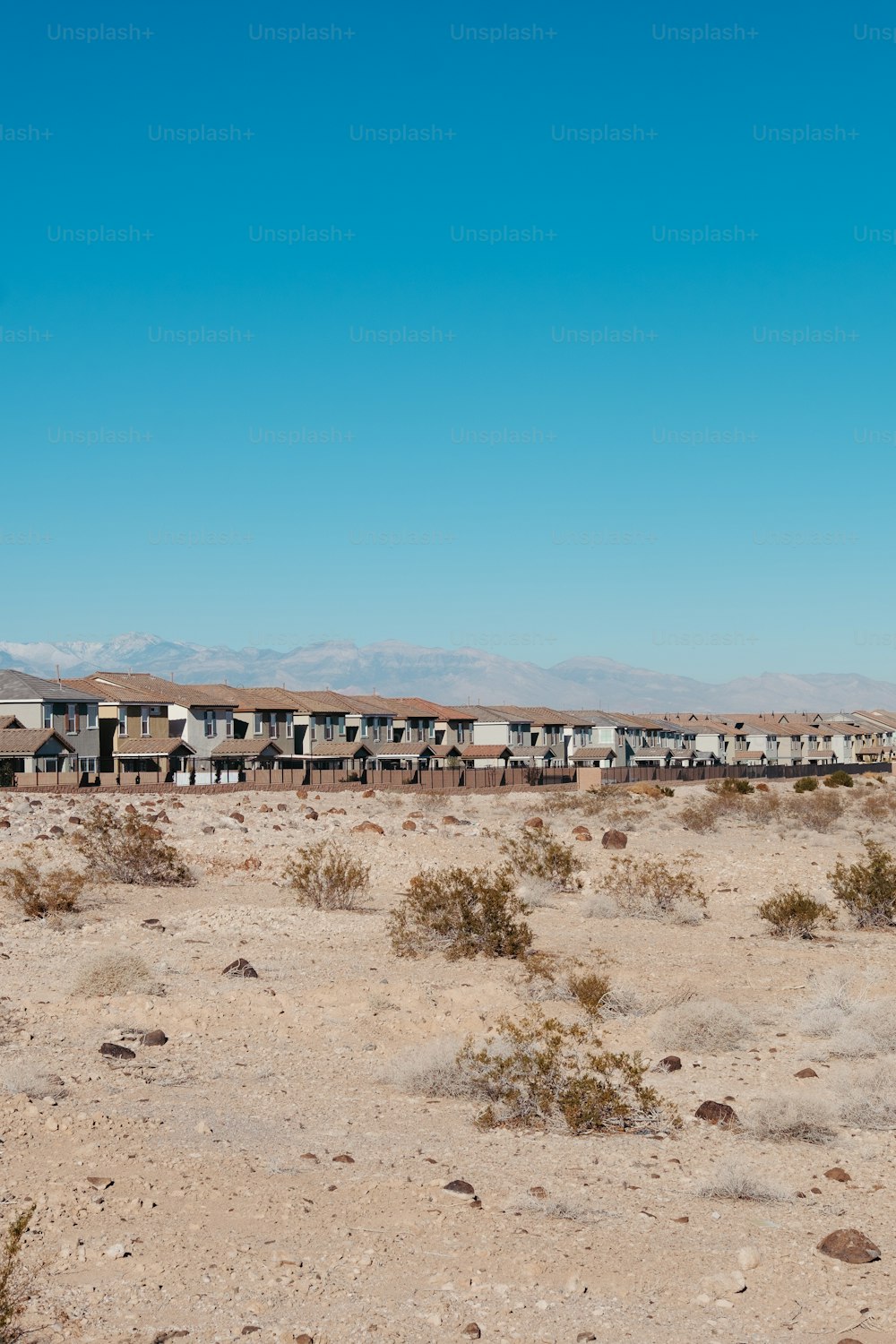 Una hilera de casas en medio de un desierto