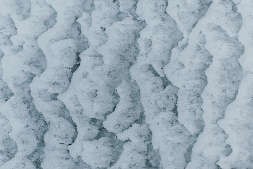 雪に覆われた壁のクローズアップ