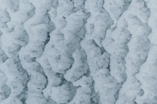 Un primer plano de una pared cubierta de nieve