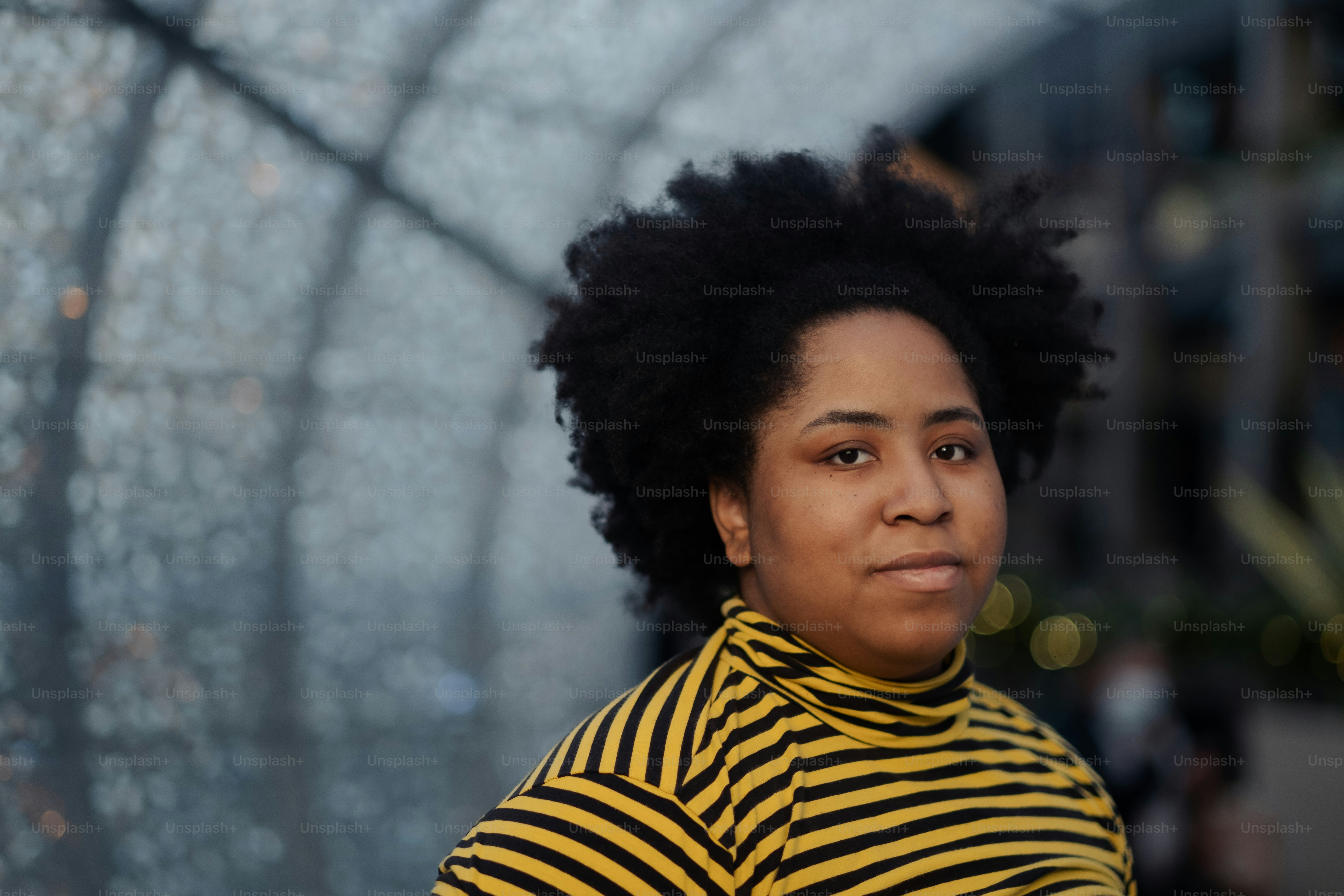 un gros plan d’une personne portant une chemise rayée