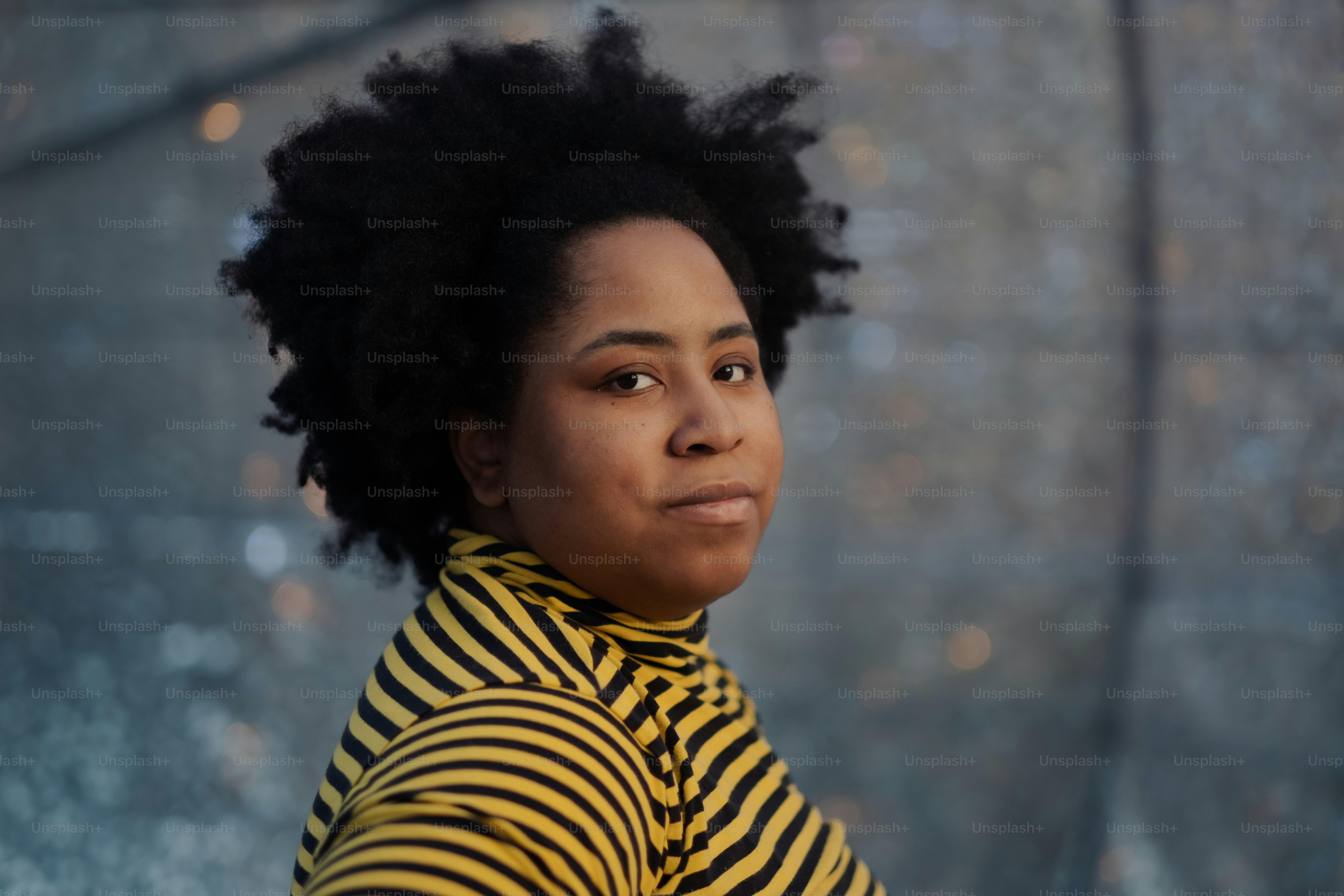 un gros plan d’une personne portant une chemise rayée