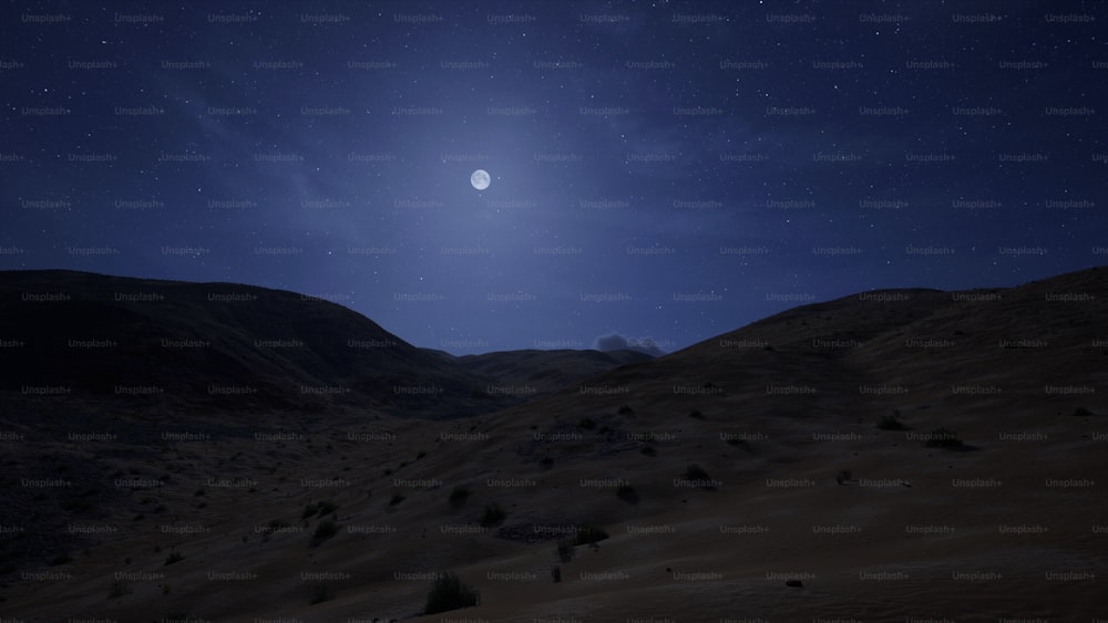 Une pleine lune est vue au-dessus d’un paysage désertique