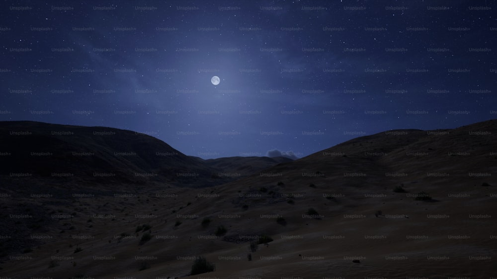uma lua cheia é vista acima de uma paisagem desértica