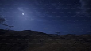 Un cielo nocturno con luna llena en la distancia