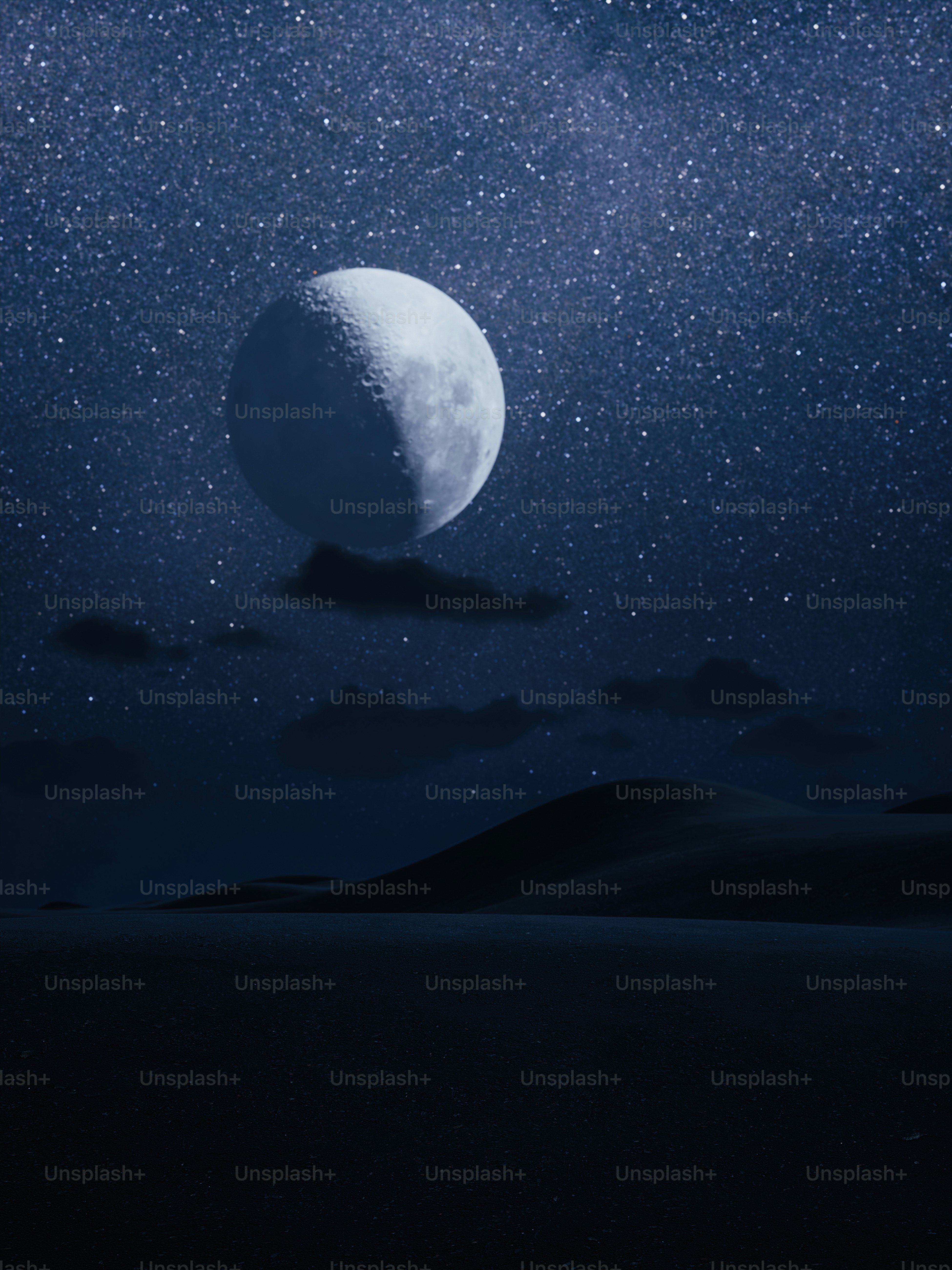 Bulan bersinar terang di langit malam