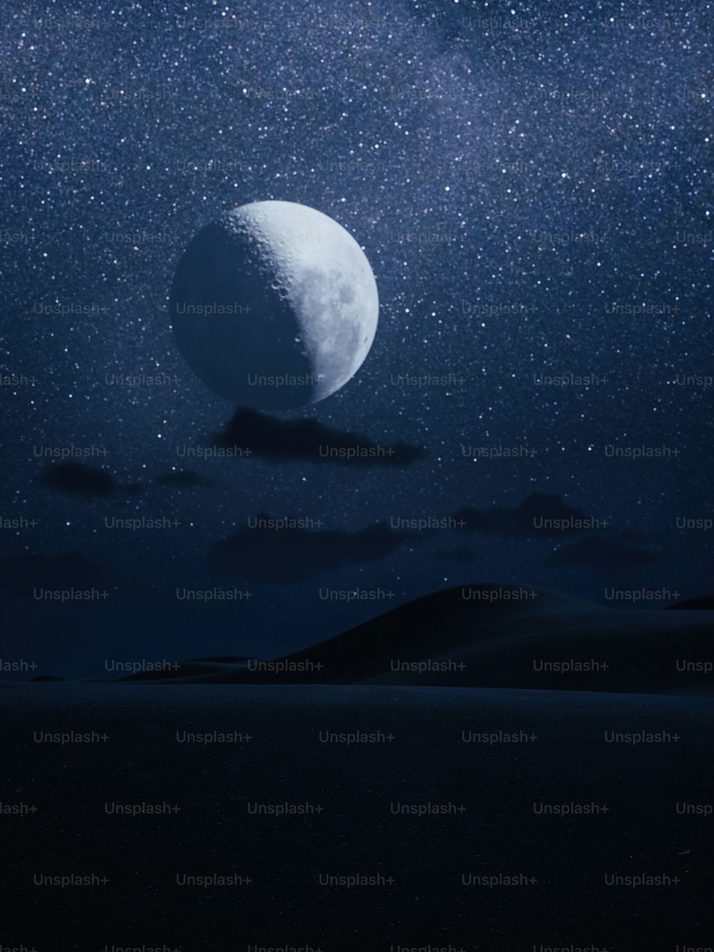 La Lune brille dans le ciel nocturne