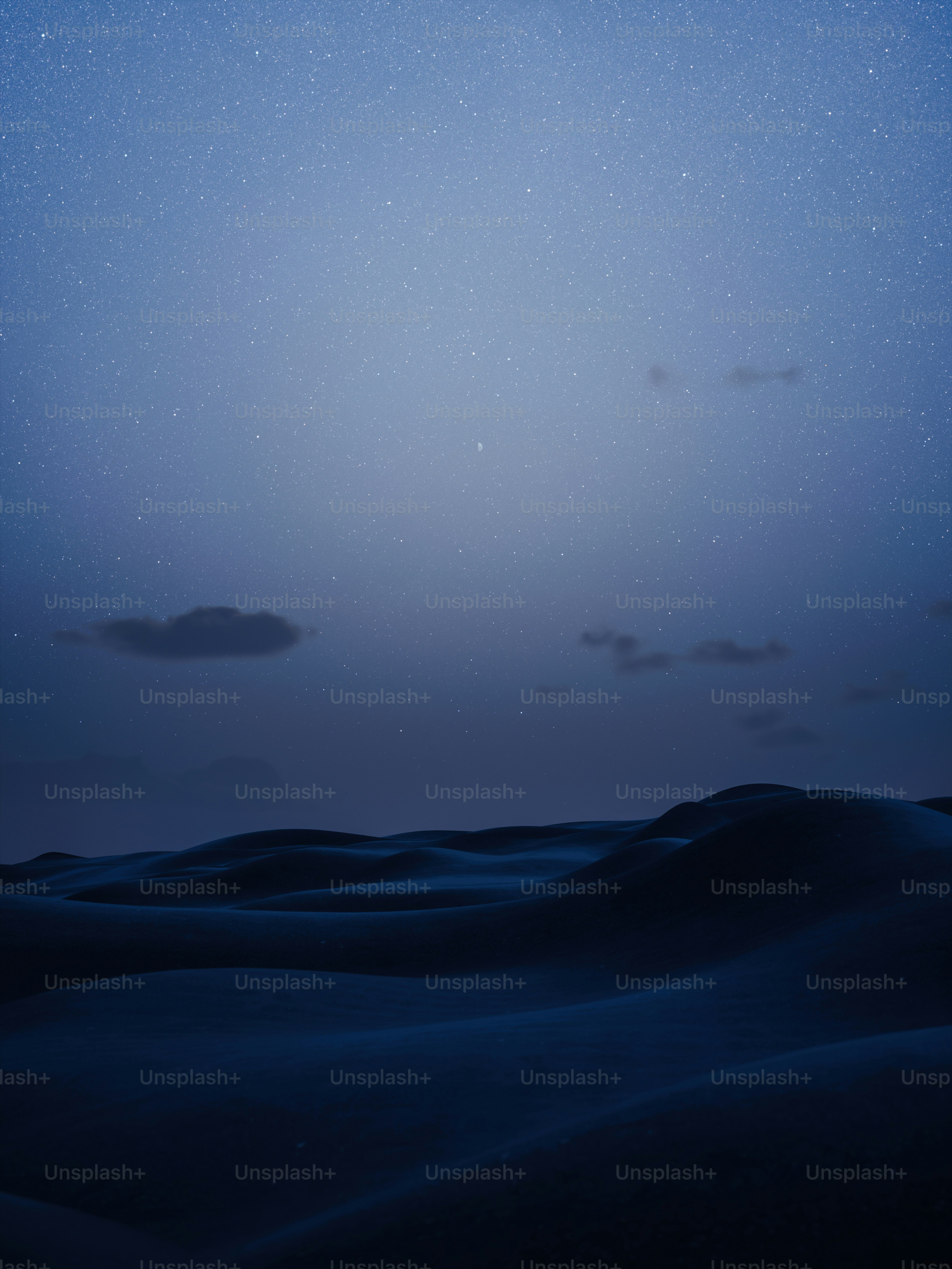 Un ciel nocturne avec des étoiles et des nuages au-dessus d’un désert