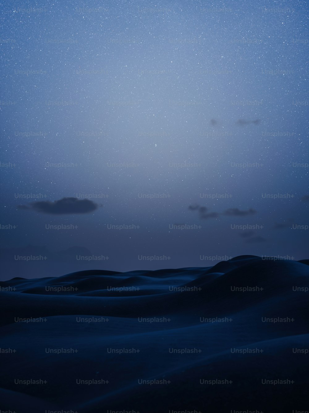 Ein Nachthimmel mit Sternen und Wolken über einer Wüste
