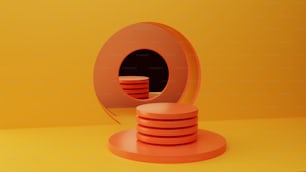 Una pila di piatti arancioni seduti sopra un tavolo giallo