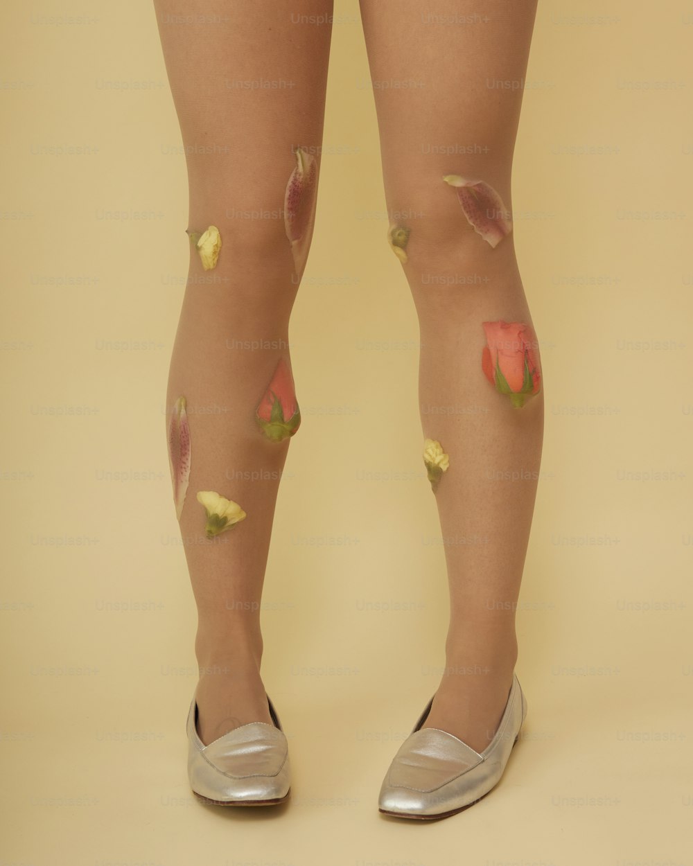 les jambes d’une femme avec des taches de peinture dessus;