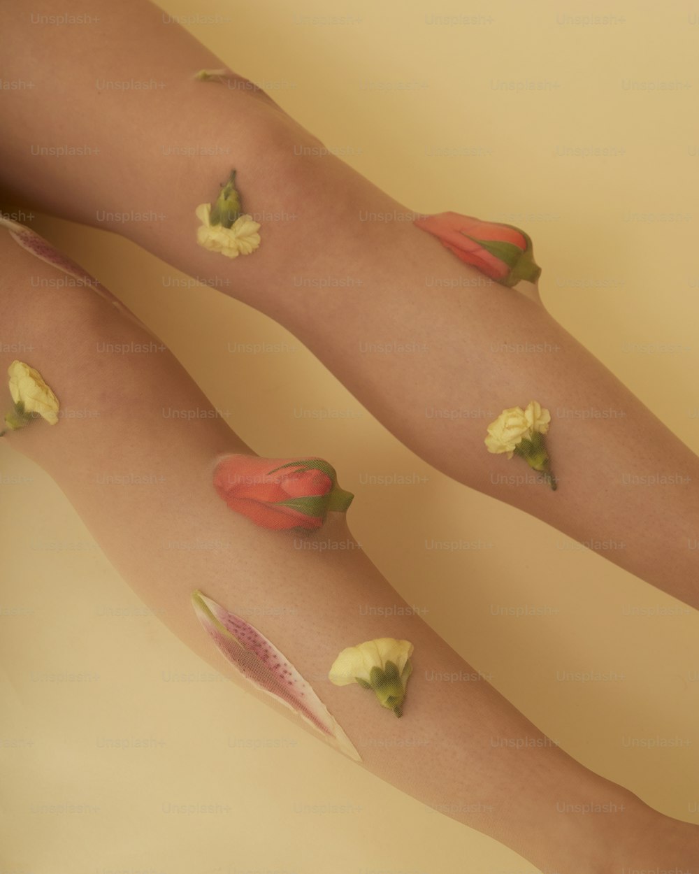 die Beine einer Frau mit Blumen darauf