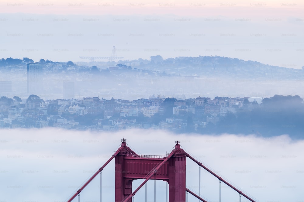 Una vista nebbiosa del Golden Gate Bridge a San Francisco