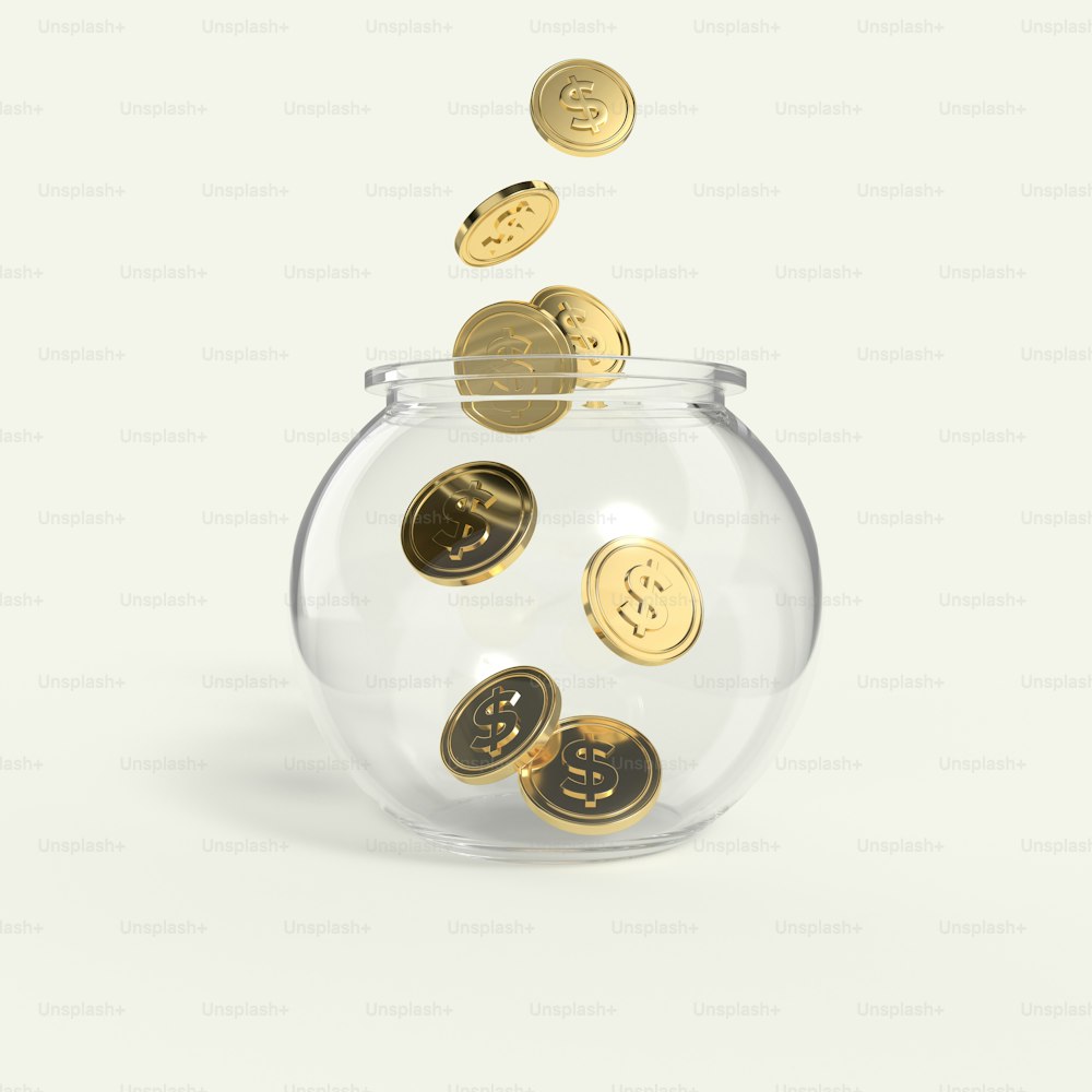 Un recipiente de vidrio lleno de monedas encima de una superficie blanca