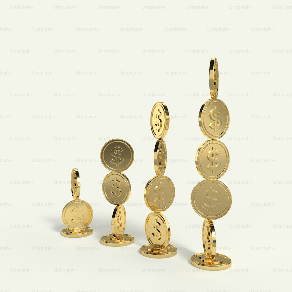 uma pilha de moedas de ouro sentadas umas em cima das outras
