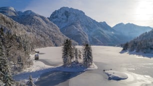 山と湖のある雪景色
