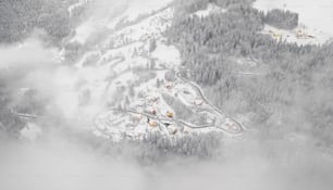 Luftaufnahme eines Skigebiets im Schnee