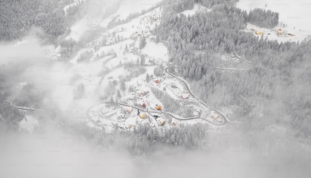 Una veduta aerea di una stazione sciistica sulla neve