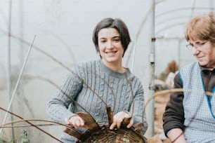 Una mujer sosteniendo un pavo en sus manos