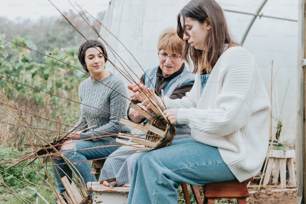 Eine Gruppe von Frauen sitzt auf einer Holzbank