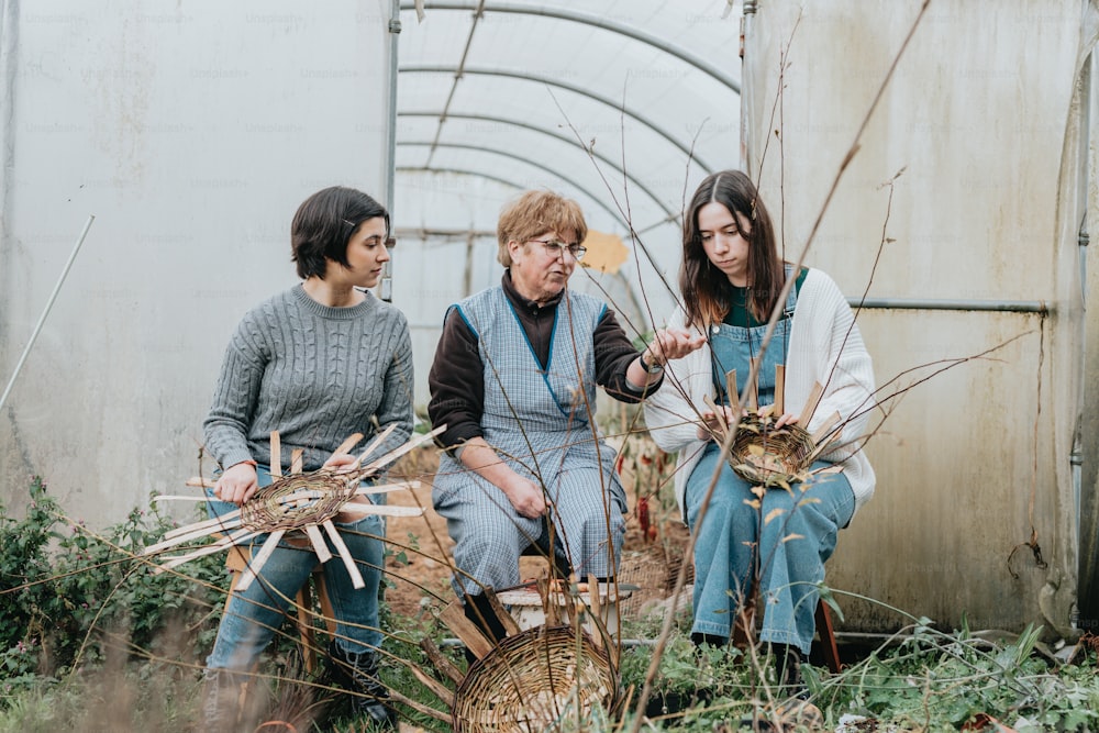 Eine Gruppe von Frauen sitzt auf einer Holzbank