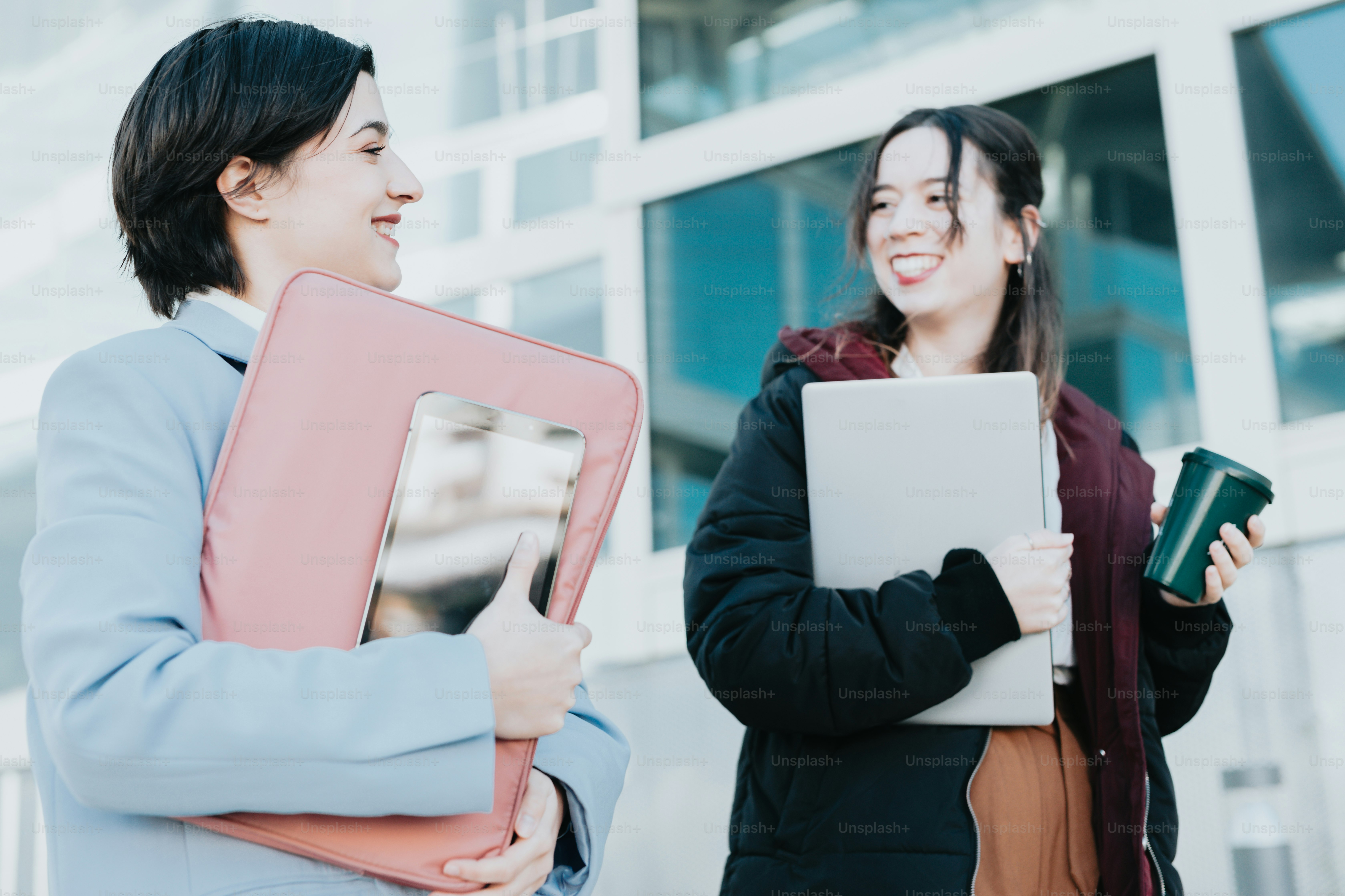 나란히 서 있는 두 명의 여성