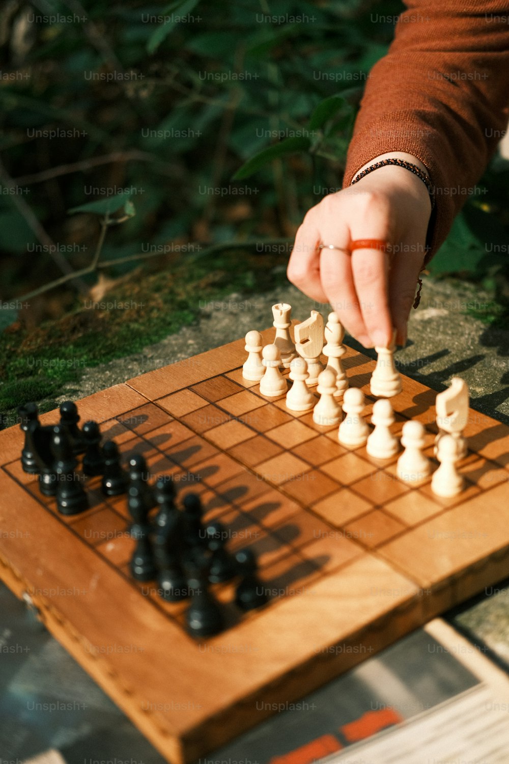 Una persona está jugando una partida de ajedrez