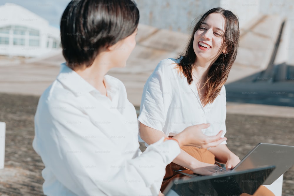 Una mujer sentada en un banco hablando con otra mujer