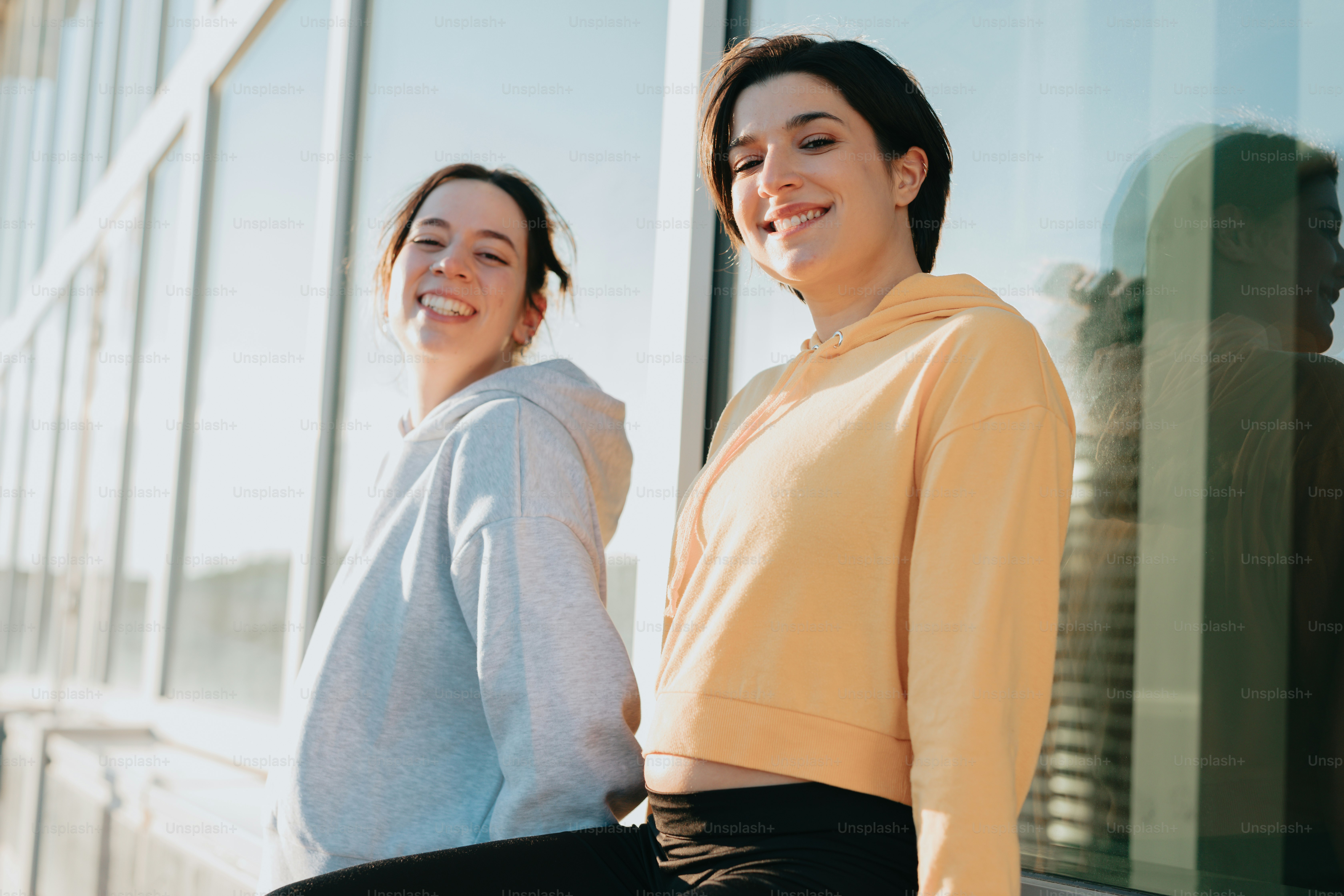 ein paar Frauen stehen nebeneinander