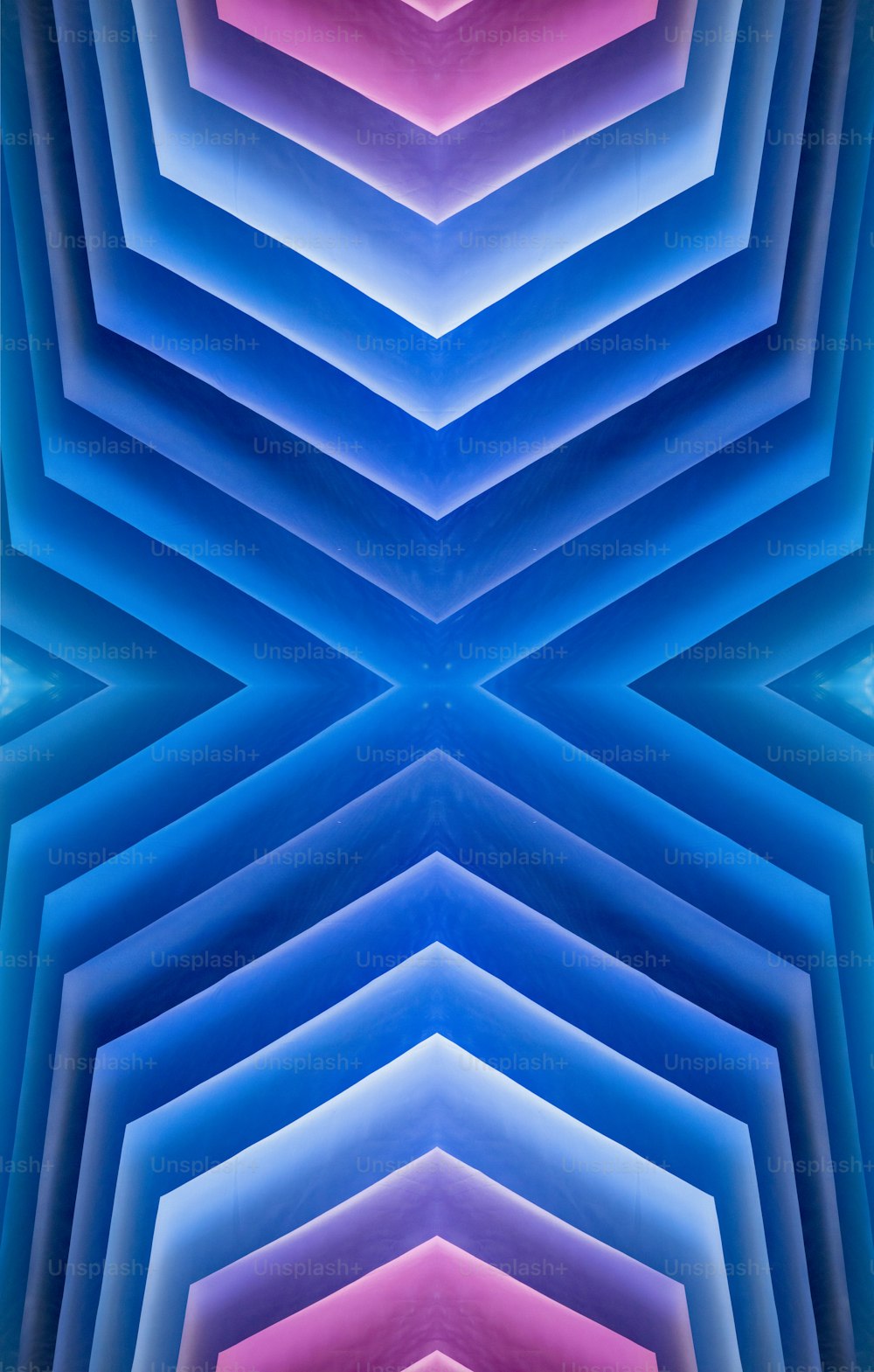 Un'immagine astratta di forme blu, rosa e viola