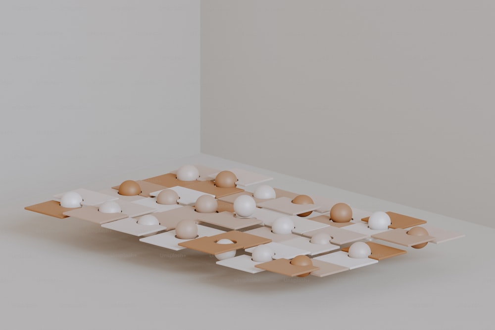 um grupo de objetos brancos e marrons sentados em cima de uma mesa