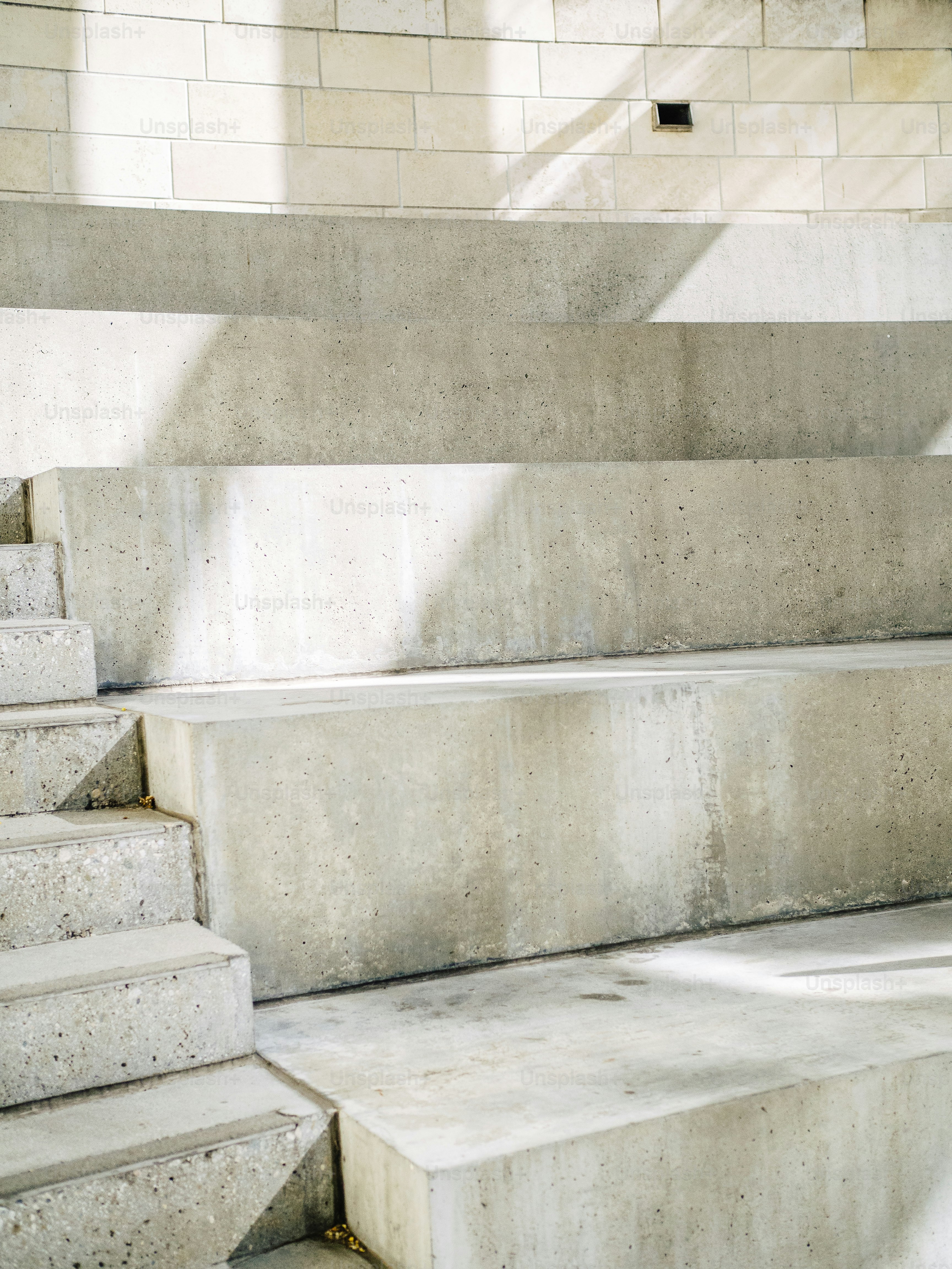 Un hombre montando una patineta por unos escalones de concreto