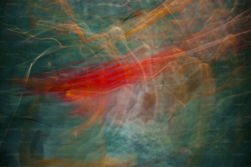 Ein abstraktes Gemälde eines roten Fisches im Wasser