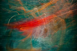 Un dipinto astratto di un pesce rosso nell'acqua