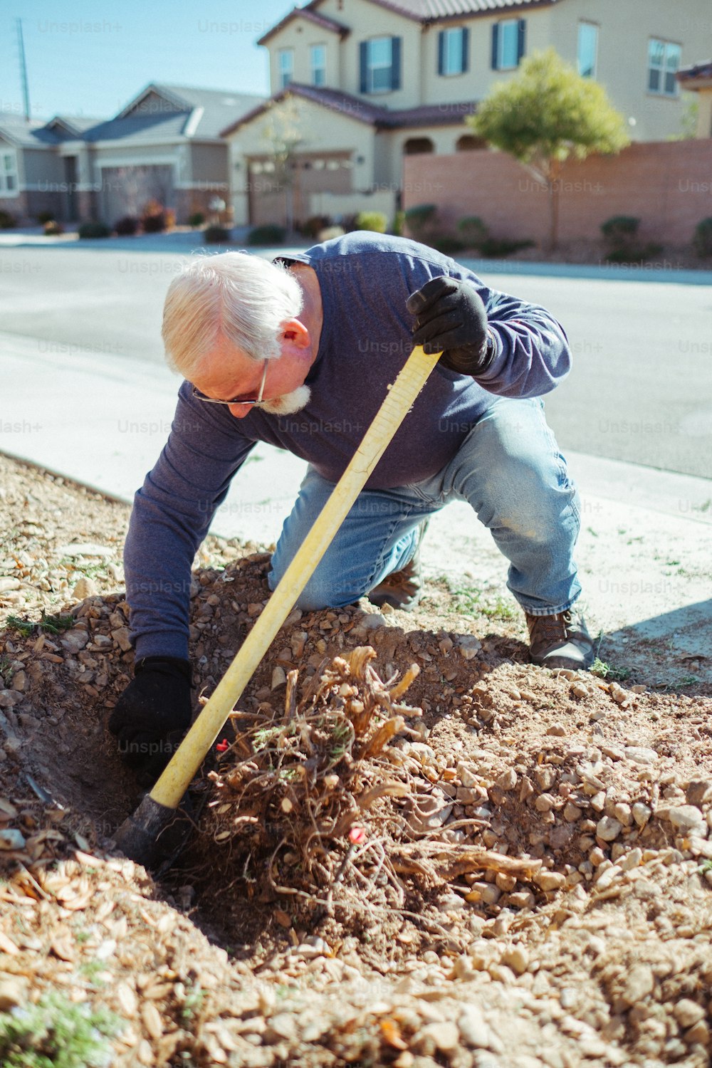 Ein Mann gräbt ein Loch in den Boden