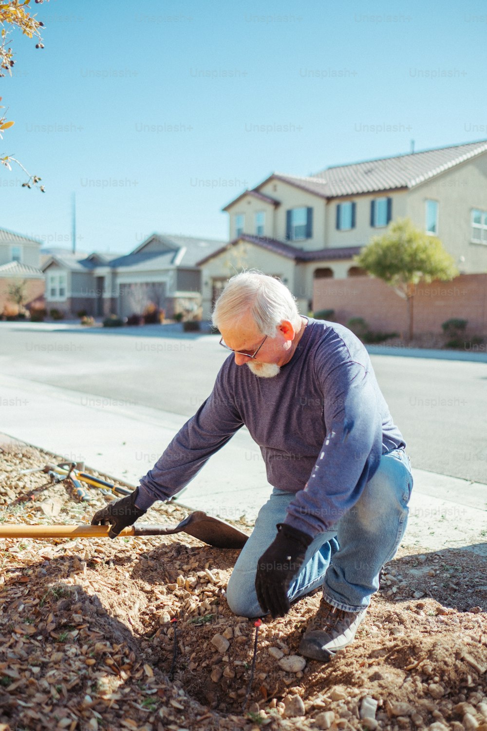 Un hombre está cavando un hoyo en el suelo