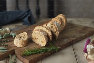 スライスしたパンをトッピングした木製のまな板