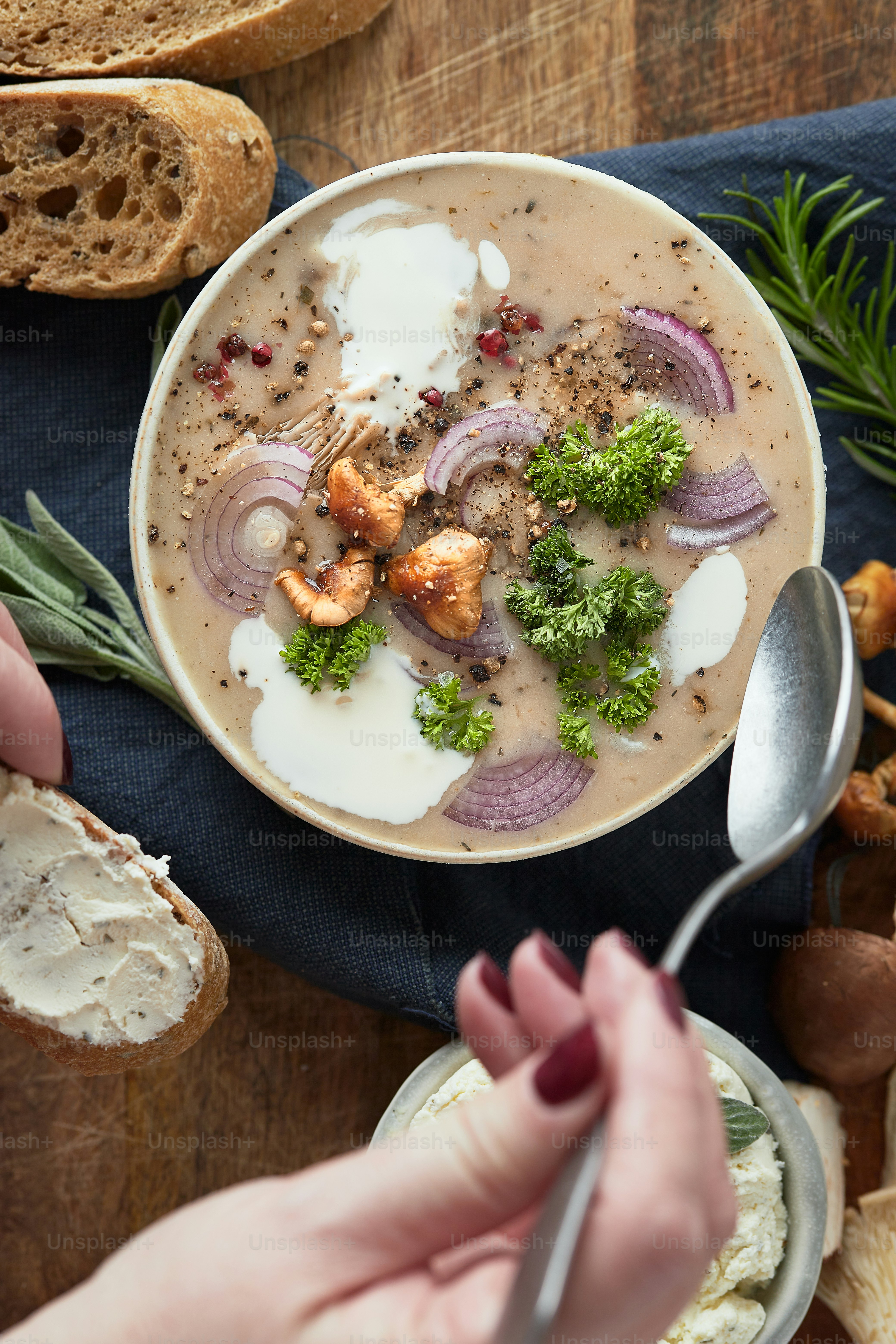 eine Schüssel Suppe mit Fleisch und Gemüse